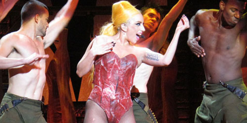 Lady Gaga im Fleischkostüm