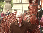 „Gefährten“-Premiere: Bob Geldof mit Pferd am roten Teppich!