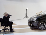 Karl Lagerfeld: Haariges Model auf der Motorhaube