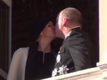 Nationalfeiertag in Monaco: Fürst Albert küsst schwangere Charlène