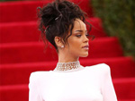 Verdammt heiß: Rihanna im Regen mit „Umbrella“