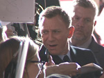 James Bond „Spectre“-Premiere in Berlin: Daniel Craigs wildes Bad in der Menge