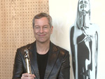 Europäischer Filmpreis 2015: Thomas Hermanns zeigt die Trophäen
