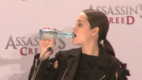 „Assassin’s Creed“-Pressekonferenz: Marion Cotillard greift zur Flasche
