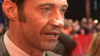 Hugh Jackman beglückt Fans bei „Logan“-Premiere in Berlin