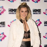 Ashley Roberts macht ihren Vater mit Schuhen stolz