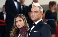 Ayda Field knutscht in Robbies Musikvideo mit einer Frau