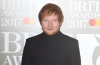 Ed Sheeran hinter der Ladentheke