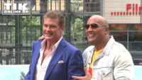 Dwayne Johnson trifft David Hasselhoff – „Baywatch“-Bademeister rocken Berlin!