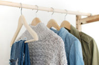 Mode – Mit Strickpullover und Midirock durch den Winter