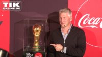 Bastian Schweinsteiger zeigt FIFA Pokal in Berlin!