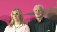 Telekom sichert sich komplette WM-Rechte – DFB-Sportdirektor Rudi Völler und Nationalspielerin Laura Freigang beim Pressetermin in Berlin