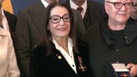 Nana Mouskouri – Bundesverdienstkreuz und Küsschen vom Präsidenten
