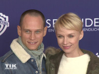Vinzenz Kiefer mit seiner Freundin Masha Tokareva bei der "8 Sekunden"-Premiere in Berlin