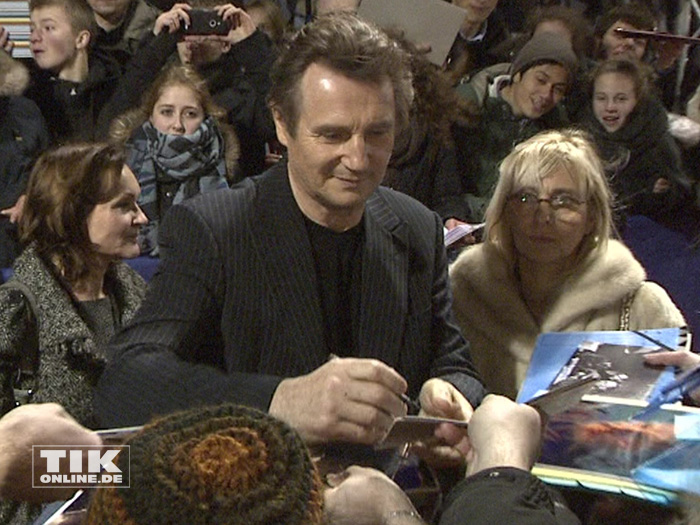 Liam Neeson schreibt bei der Premiere von "96 Hours - Taken 3" viele Autogramme