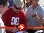 Adam Sandler gibt Autogramme