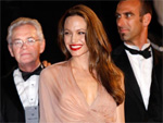 Angelina Jolie: Geschenkpapier und Schleife