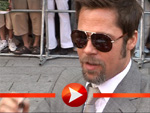 Brad Pitt Beim Autogramm-Marathon