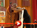 Der Dalai Lama barfuß in Frankurt am Main