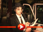 Pete Doherty schreibt Autogramme