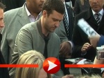 Justin Timberlake schreibt vor dem Adlon Autogramme