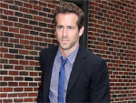 Ryan Reynolds: Strippt im Flugzeug