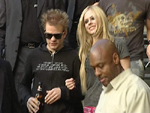 Avril Lavigne gibt Spontan-Konzert: Ehemann Deryck mit Bierflasche erwischt!