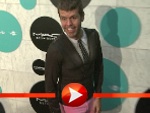 Perez Hilton posiert im schrillen Outfit in Berlin