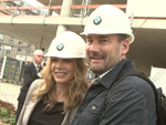 Mit Helm, Schaufel und Hammer: Promi-Auflauf auf der BMW-Baustelle