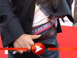 Dominic Boeer zeigt seine Unterhose