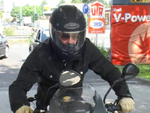 Brad Pitt an der Zapfsäule: Geheimer Berlin-Besuch mit dem Motorrad!