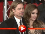 Brad Pitt und Angelina Jolie posieren kuschelnd auf dem Berlinale-Teppich