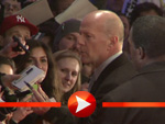 Bruce Willis schreibt Autogramme in Berlin