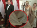 Aus Versehen: First Lady tritt Fürstin Charlène aufs Kleid!