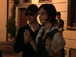 Seltsame Nachtgestalten: Tom Cruise mit Sonnenbrille, Gattin Katie Holmes im Dirndl-Look!