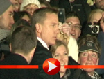 Daniel Craig nimmt ein Bad in der Menge
