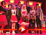 Daniela Katzenberger mit dem Cast von Grease auf der Bühne