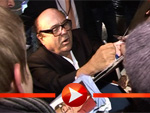 Danny DeVito beglückt seine Fans im Regen