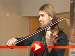 David Garrett posiert mit seiner Stradivari