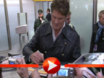 David Hasselhoff verteilt Autogramme