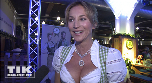 Erste Trachten Nacht In Berlin Caroline Beil Erklart Den Perfekten Dirndl Busen Tikonline De