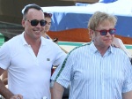 Elton John: Zweite Geburt war einfacher