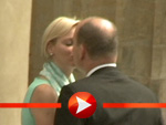 Fürst Albert küsst seine Charléne am Brandenburger Tor