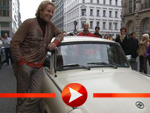 Thomas Gottschalk mit dem Trabant in Berlin unterwegs