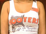 Heiße Chicken und saftige Burger: Sexy Hooters-Eröffnung in Berlin!