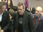 Hugh Laurie am Hauptbahnhof: Dr. House muffelig in Berlin!