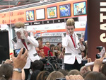 Jedward: Fans kämpfen um benutzte Taschentücher!