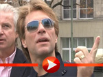 Jon Bon Jovi nimmt den ehemaligen Mauerverlauf in Augenschein