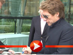 Jon Bon Jovi beglückt Fans in Berlin mit Autogrammen