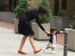 Suri tobt mit Katie Holmes durch Berlin: Berühmtestes Hollywood-Baby lernt Laufen!